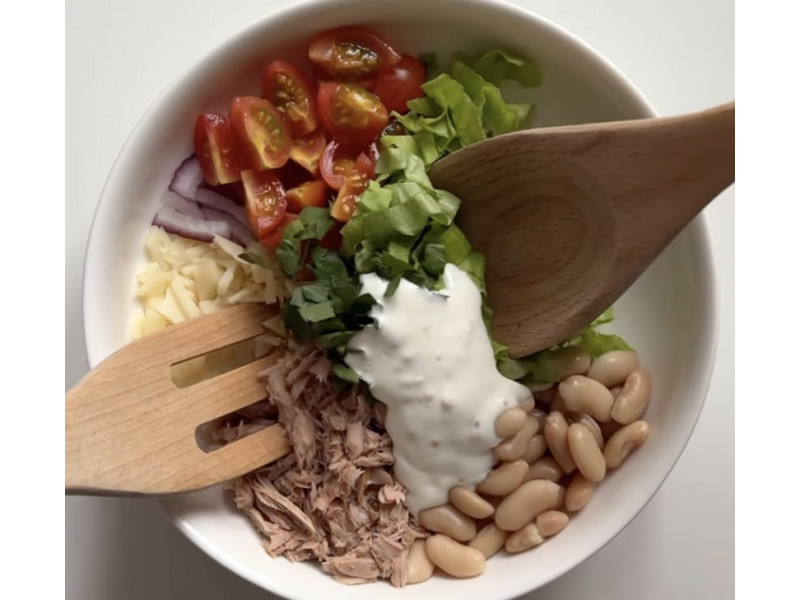 Полезный белковый салат с тунцом и фасолью