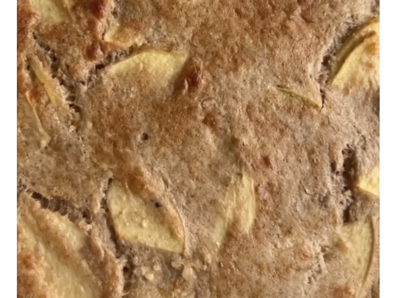 Полезная банановая шарлотка с яблоками и орехами — без сахара и белой муки